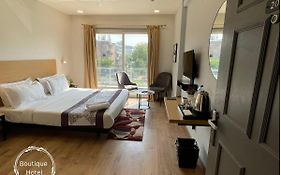 Saltstayz Sector 39- Near Rajiv Chowk & Sohna Road